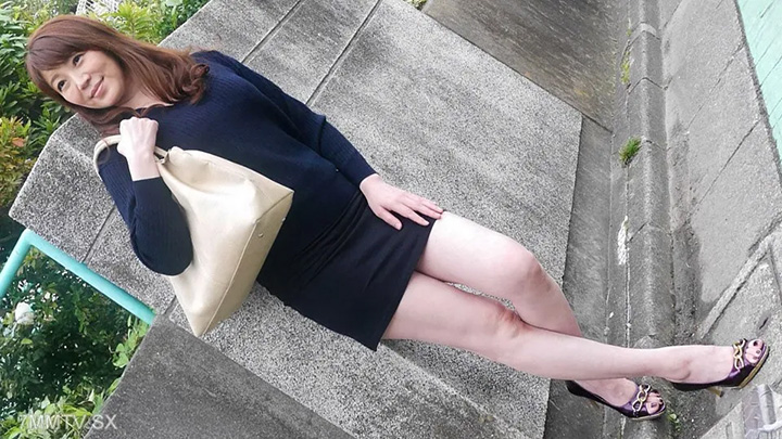 060525-100-一個美麗的成熟女人，有著漂亮的迷你裙腿被撿起並連續兩次奶油！