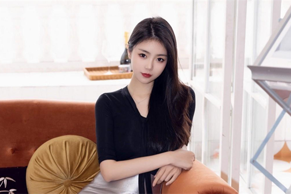 4P穿华伦天奴的超美嫩模